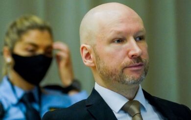 Брейвик з’явився на суд із провокаційними символами та плакатами