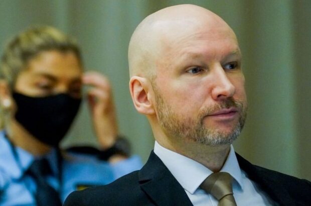 Брейвик з’явився на суд із провокаційними символами та плакатами