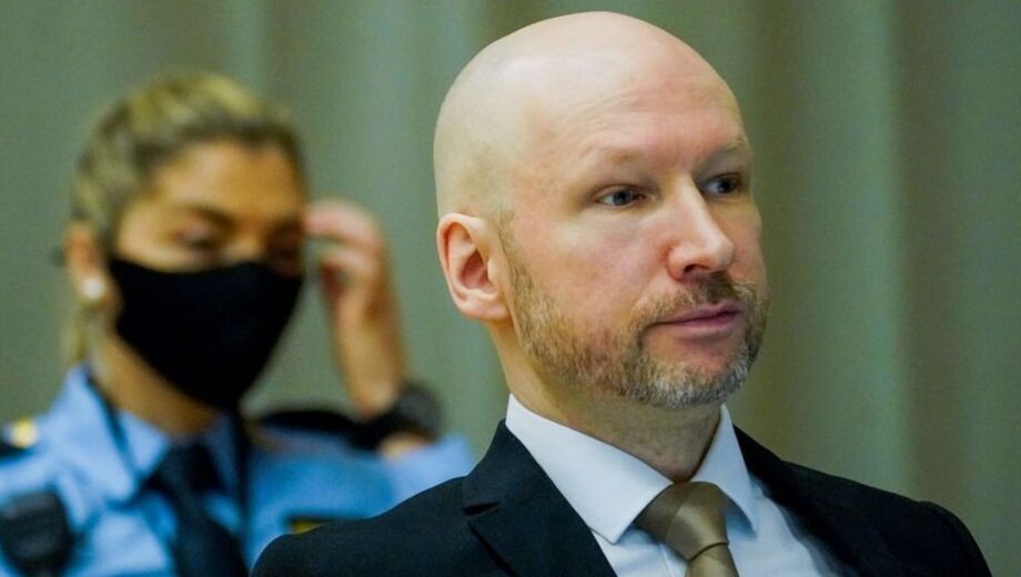 Брейвик з’явився на суд із провокаційними символами та плакатами