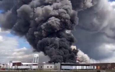 Взрыв на химзаводе в США парализует город, жителей срочно эвакуируют