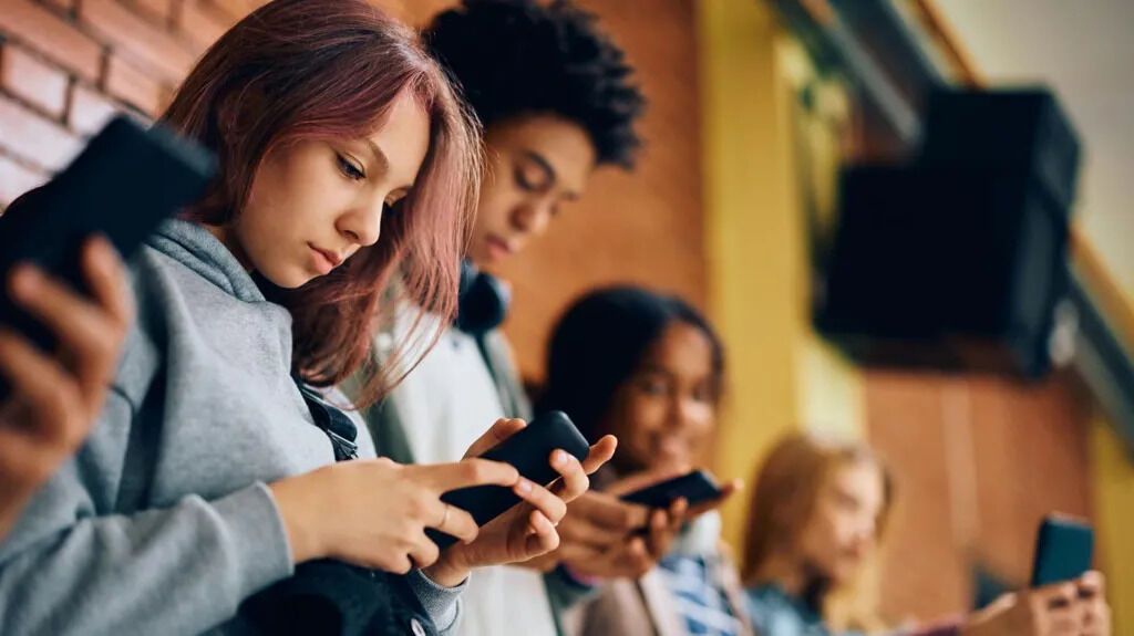 Підлітки покоління Z ведуть складні розмови через ChatGPT: чому це проблема