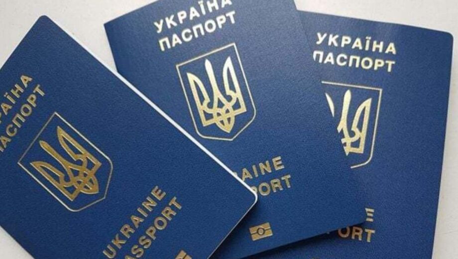 МИД обновил правила: украинцам объяснили, кому придется менять загранпаспорта