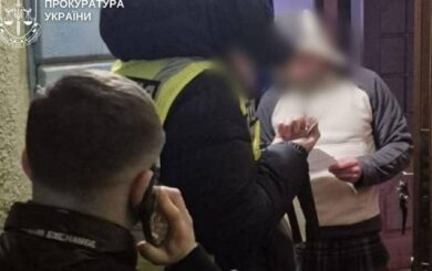 Чиновник Днепровской РГА угрожал демонтажем водоматов без взятки