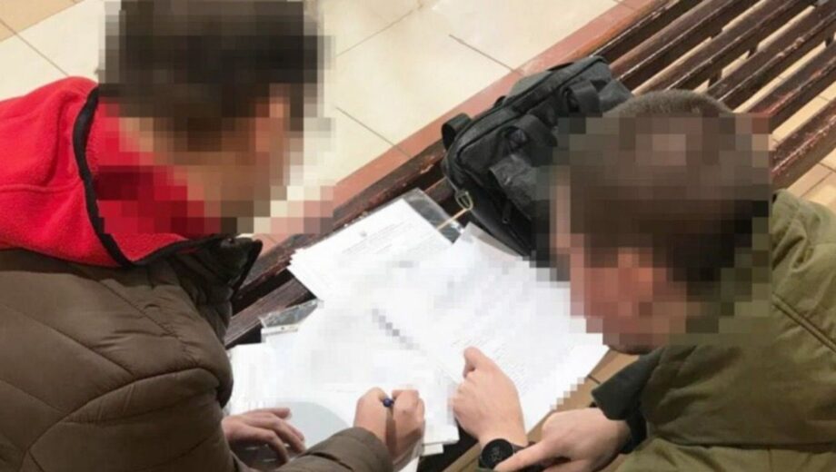 Експосадовець податкової шахрайським шляхом отримав 700 тис. грн, не виконуючи обов’язків