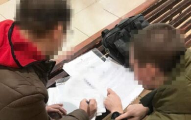 Экс-чиновник налоговой мошенническим путем получил 700 тыс. грн, не исполняя обязанностей