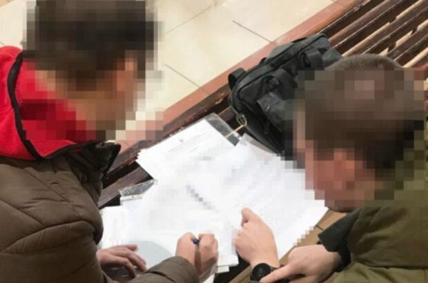 Экс-чиновник налоговой мошенническим путем получил 700 тыс. грн, не исполняя обязанностей