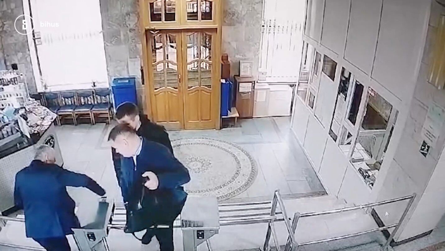 Вадим Грона проводит в агентстве посетителей и вводит их в контакт с официальными представителями АРМА
