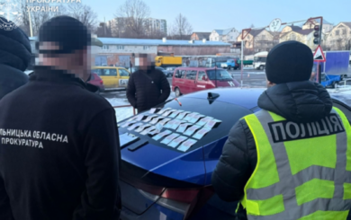За 18 тысяч гривен обещал »решить» экзамен на права: в Хмельницкой области задержали 23-летнего мужчину