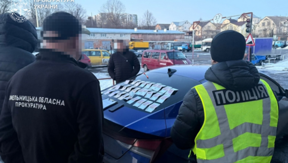 За 18 тысяч гривен обещал »решить» экзамен на права: в Хмельницкой области задержали 23-летнего мужчину