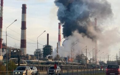 россия под атакой дронов: пожар на НПЗ и БПЛА над москвой