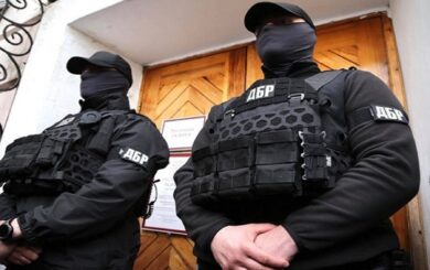 Вимагав щомісячну ”данину”: у Києві затримали чиновника РДА на хабарі 100 тисяч
