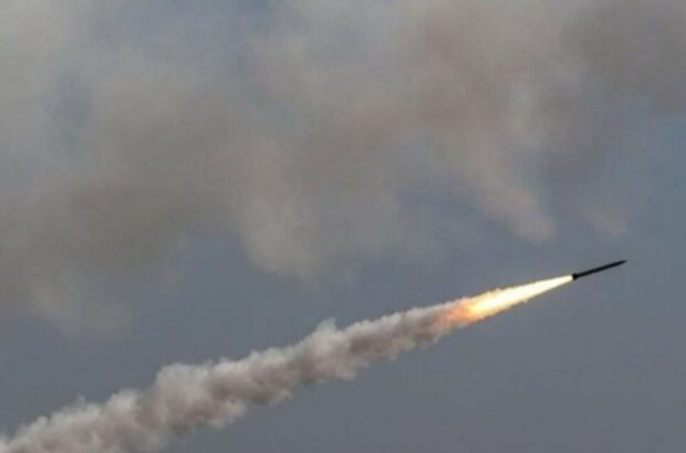 Ракетная атака: в одном из районов Киева пылает крыша жилого дома