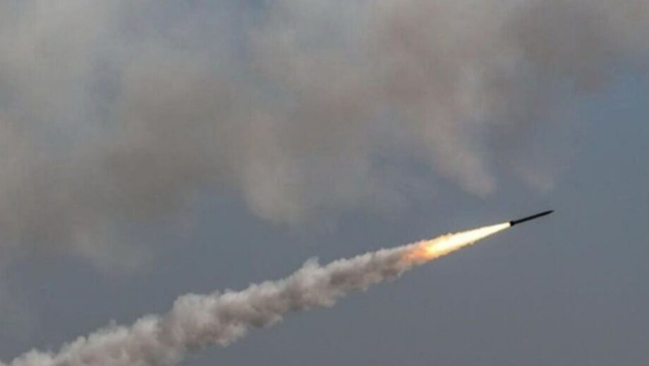 Ракетная атака: в одном из районов Киева пылает крыша жилого дома