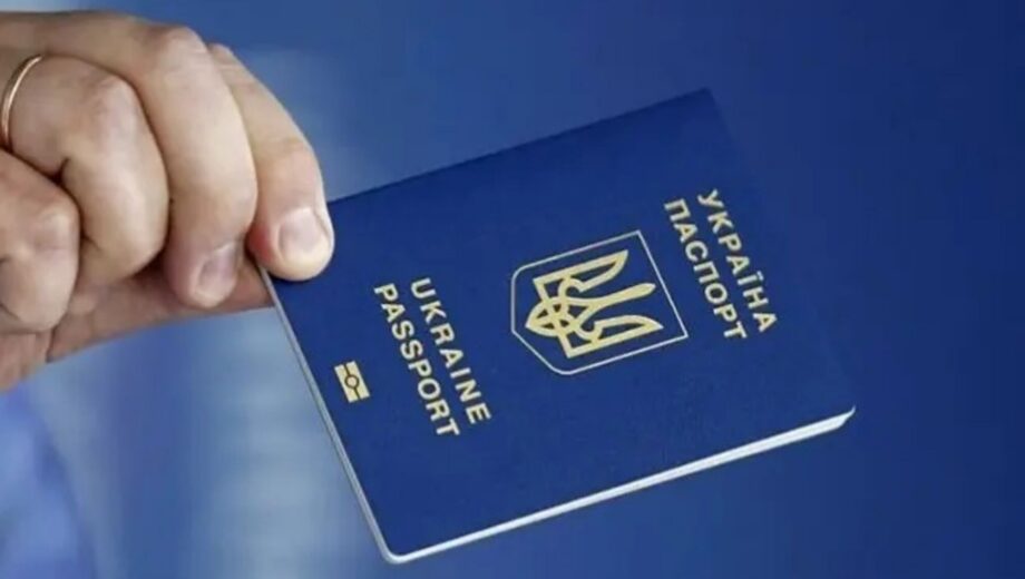 Чи потрібно здавати чинний закордонний паспорт при оформленні нового: пояснення міграційної служби