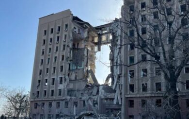 В центре Николаева погиб мужчина, прыгнувший с крыши разрушенного здания ОВА