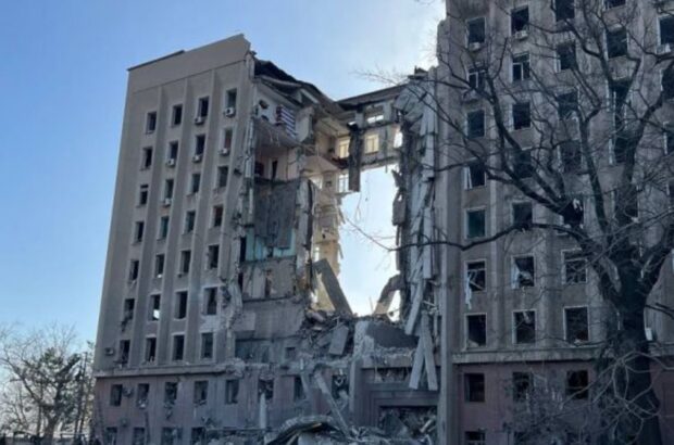 В центре Николаева погиб мужчина, прыгнувший с крыши разрушенного здания ОВА