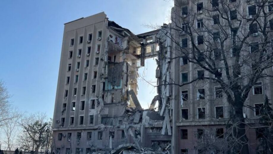 В центре Николаева погиб мужчина, прыгнувший с крыши разрушенного здания ОВА