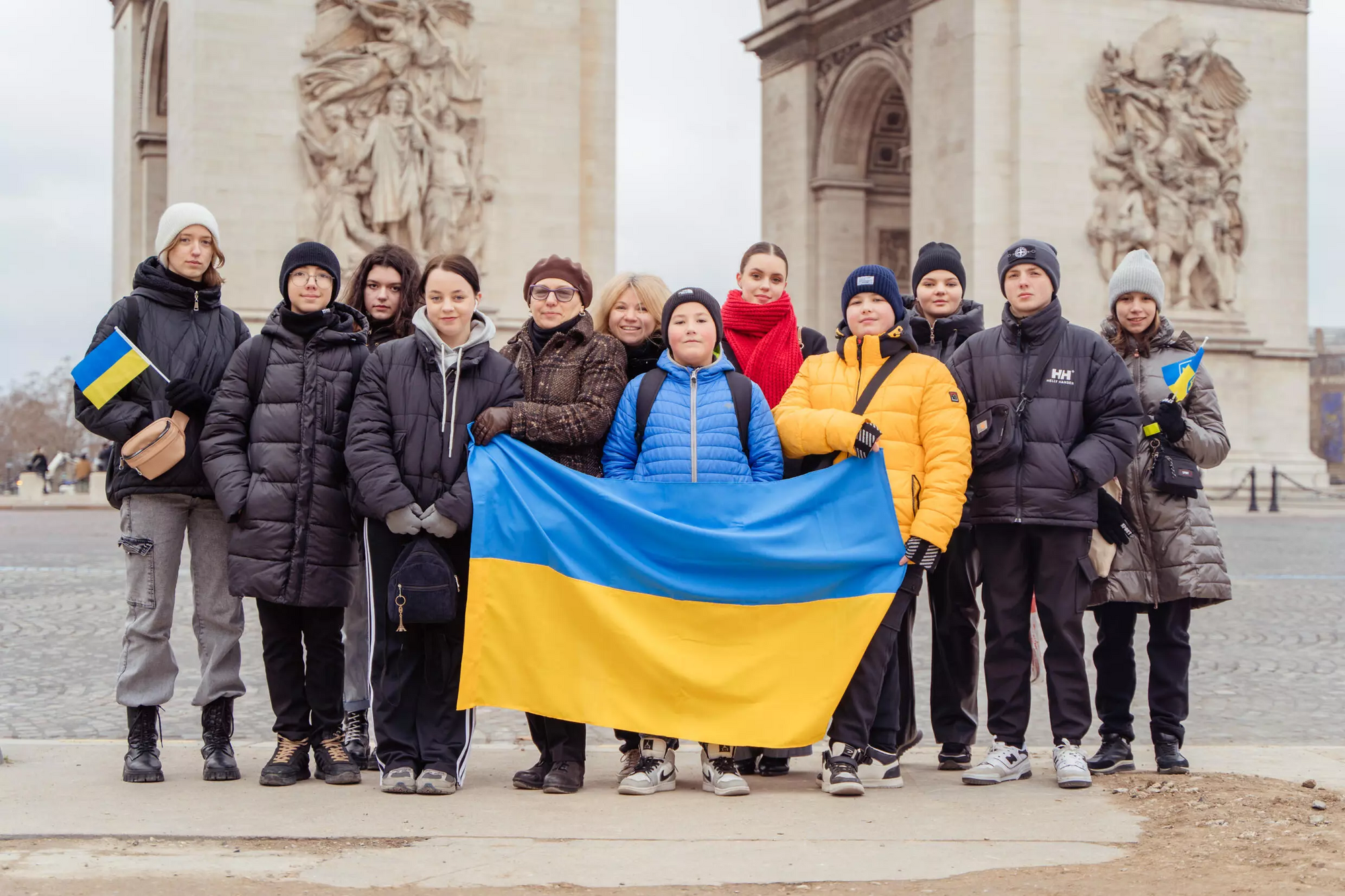 Засновниця благодійного фонду ''Культурна дипломатія'' Ілона Солоніна з українськими дітьми під час відпочинку в Парижі