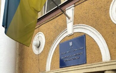 Взятка »зелеными» и »зеленый» коридор для брендов: на Закарпатье задержали инспектора таможни