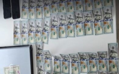 Мошенники в Киеве покупали iPhone за фальшивые доллары