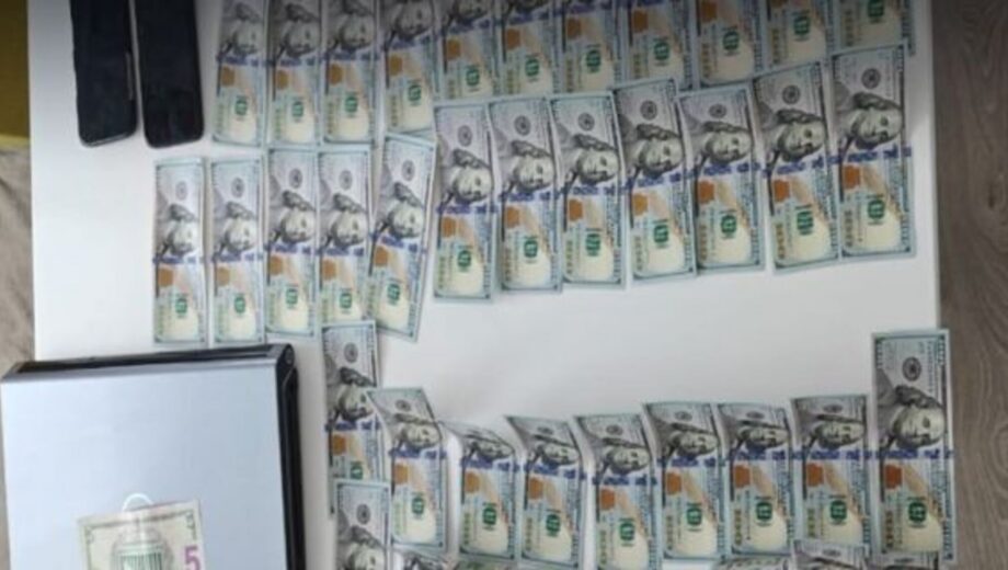 Мошенники в Киеве покупали iPhone за фальшивые доллары