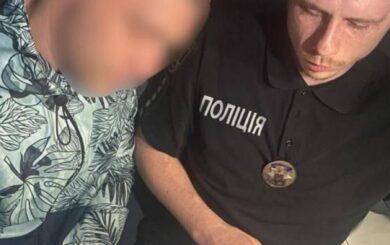 П’яний чоловік в Кривому Розі спаплюжив портрети загиблих захисників біля Меморіалу Героїв