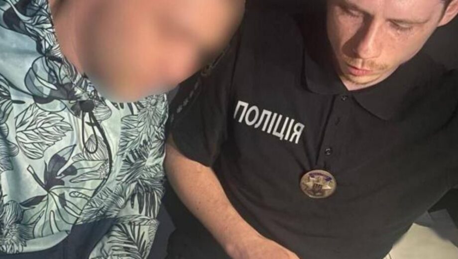 П’яний чоловік в Кривому Розі спаплюжив портрети загиблих захисників біля Меморіалу Героїв