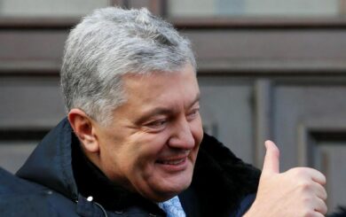 Порошенка звинуватили у піарі на військовій техніці, купленій за бюджетні кошти