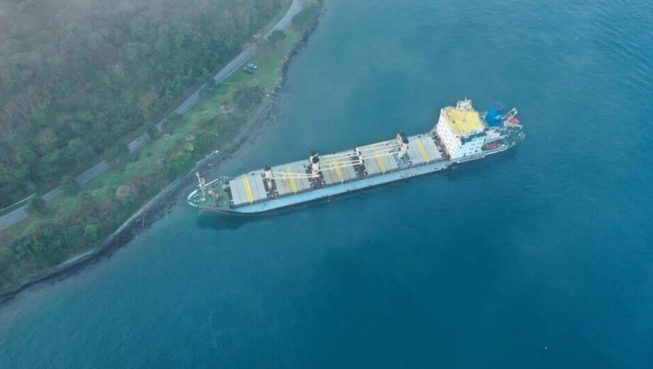 Грузовое судно из Украины село на мель в проливе Босфор, направляясь в Стамбул