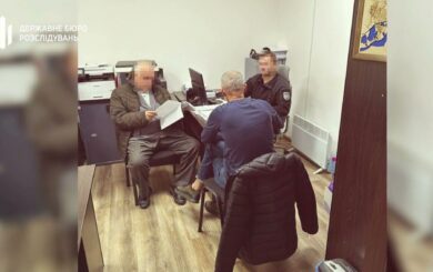 Начальника отдела ГМС и его подчиненного поймали на взятках за продление виз
