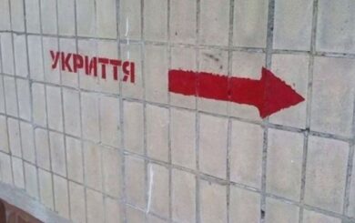 Замок замість безпеки: у Києві під час війни закрили підвальне приміщення