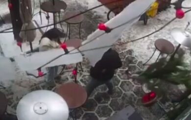 В Луцке снежная глыба чуть не убила клиентов ресторана