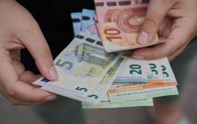Одна з країн ЄС платитиме українцям пенсії: хто може отримати до 991 євро
