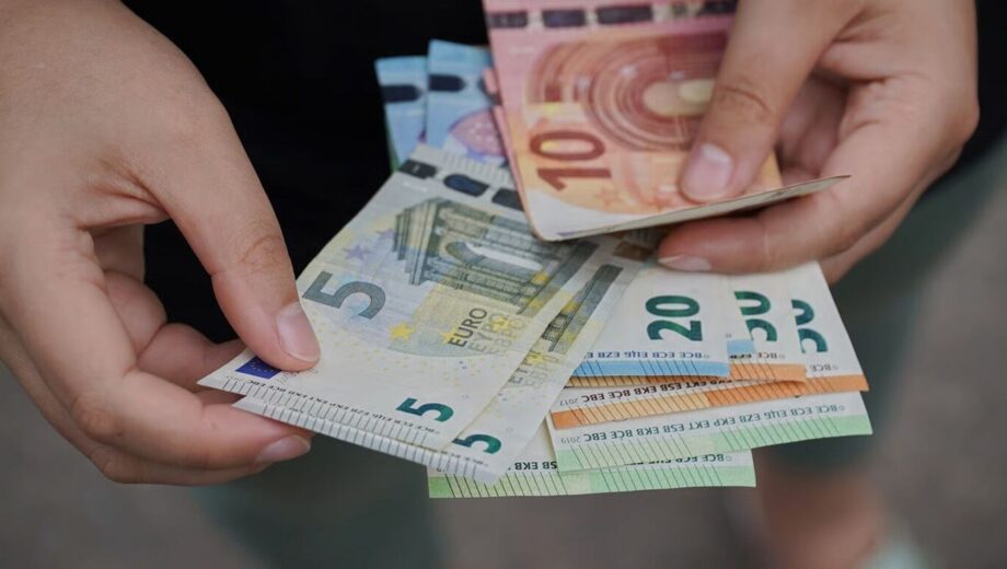 Одна з країн ЄС платитиме українцям пенсії: хто може отримати до 991 євро