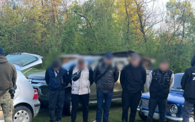Поездка за 7 тысяч евро: вблизи границы с Румынией задержали два автомобиля с пятью мужчинами