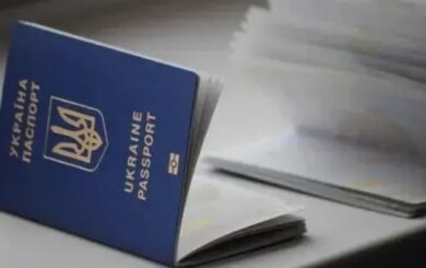 Паспорт України за кордоном для чоловіків: чи вимагають військовий квиток у 2026 році