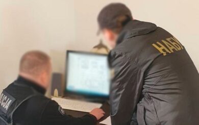 Закупівля зброї за завищеними цінами: в Україні і Польщі пройшли обшуки