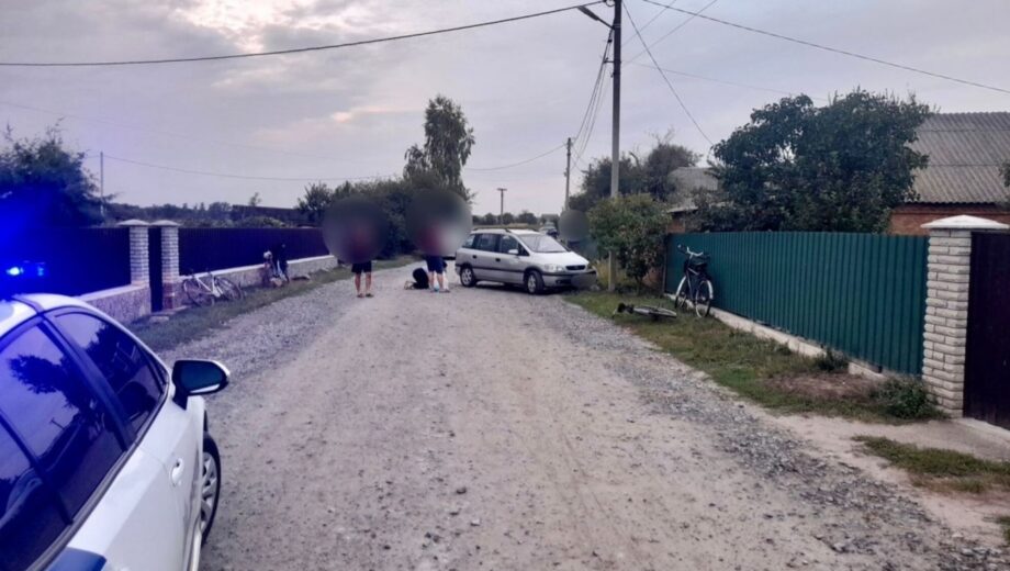 В Винницкой области автомобиль въехал в электроопору: один ребенок погиб, второй в больнице