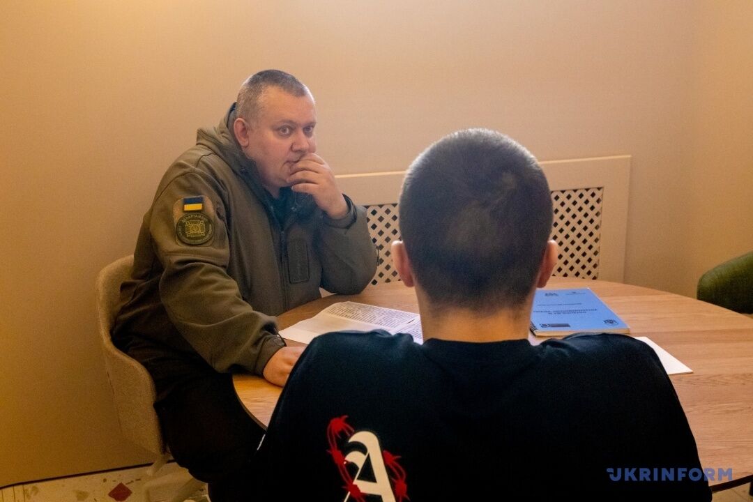 Легкие деньги и сломанная жизнь: журналисты пообщались с завербованными рф подростками в ''зеленой комнате'' столичного СИЗО