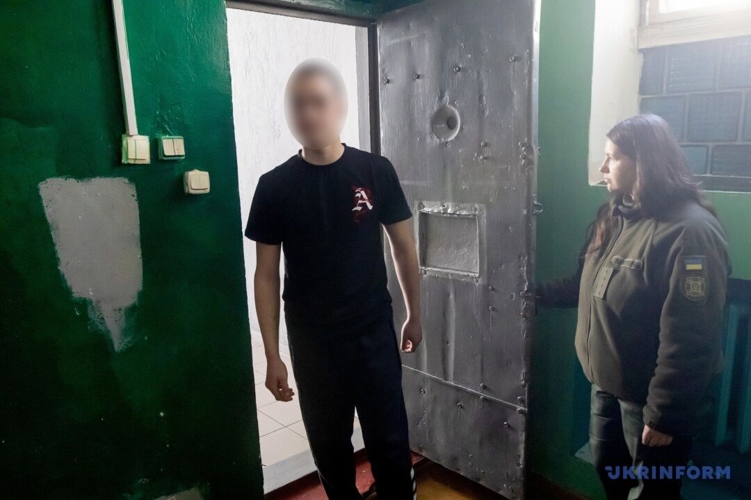 Легкие деньги и сломанная жизнь: журналисты пообщались с завербованными рф подростками в ''зеленой комнате'' столичного СИЗО