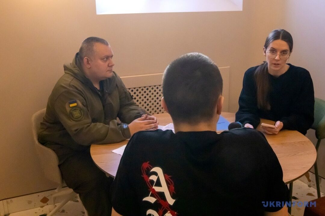17-летний Никита во время разговора с журналистами об обстоятельствах своего задержания