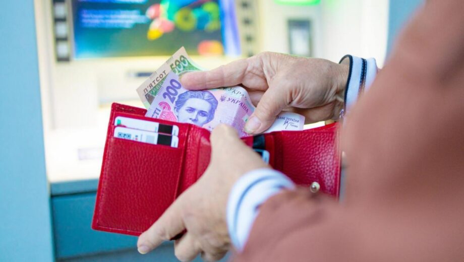 Выплата 1500 гривен в апреле: кто не сможет получить деньги от правительства