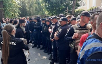 В центре Черновцов произошел конфликт между верующими украинской и московской церквей: привлечена полиция