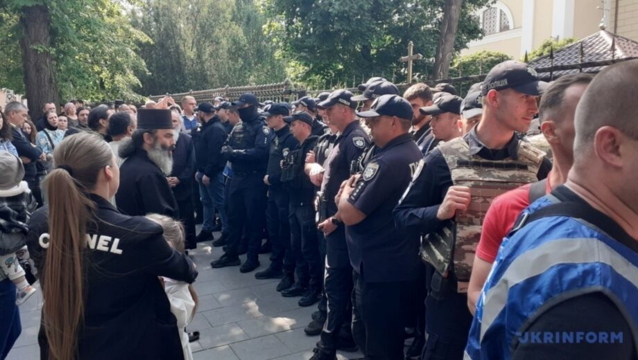 В центре Черновцов произошел конфликт между верующими украинской и московской церквей: привлечена полиция
