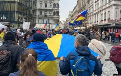 В Праге развернули 30-метровый флаг Украины: массовая акция поддержки