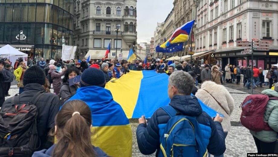 В Праге развернули 30-метровый флаг Украины: массовая акция поддержки