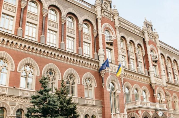НБУ планує вводити ліміти на перекази з карти на карту: подробиці