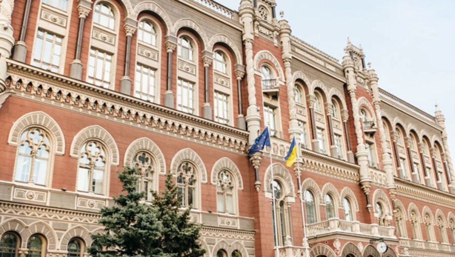 НБУ планує вводити ліміти на перекази з карти на карту: подробиці