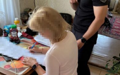 Полтавська прокуратура розслідує незаконне отримання зарплати військовослужбовицею