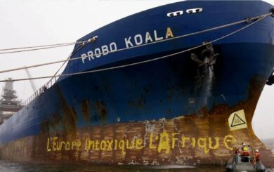 Взрывы на борту танкера Koala: судно из 130 тыс. тонн мазута застряло на мели